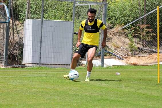 אוחנה מתאמן עם כדור בבית וגן // צילום: דוברות בית"ר י-ם